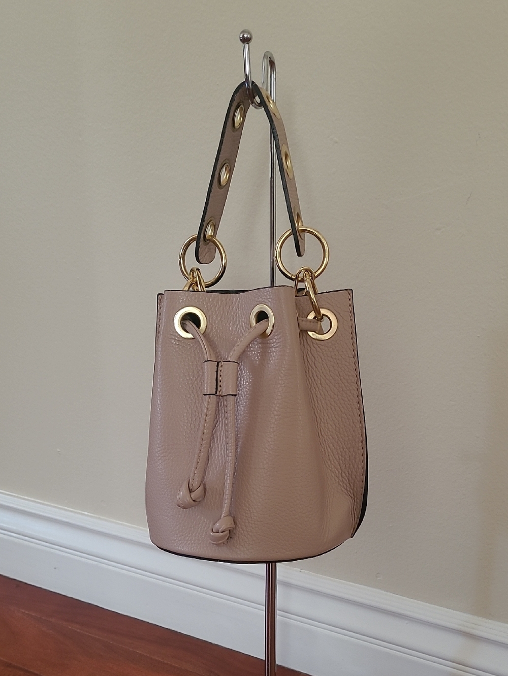 NWOT Beige Bucket Bag with Gold Hardware - Picture 12 of 16